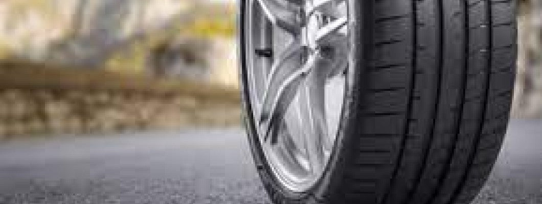 Anvelopele de performanță: Ce trebuie să știi despre aderență și manevrabilitate