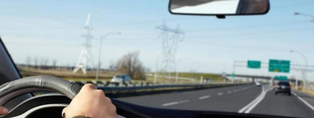 De ce îți vibrează volanul la viteze mari (și când sunt de vină anvelopele)